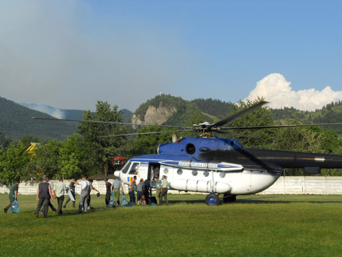 Foto: elicopter la Baia Borsa - incendiu padure